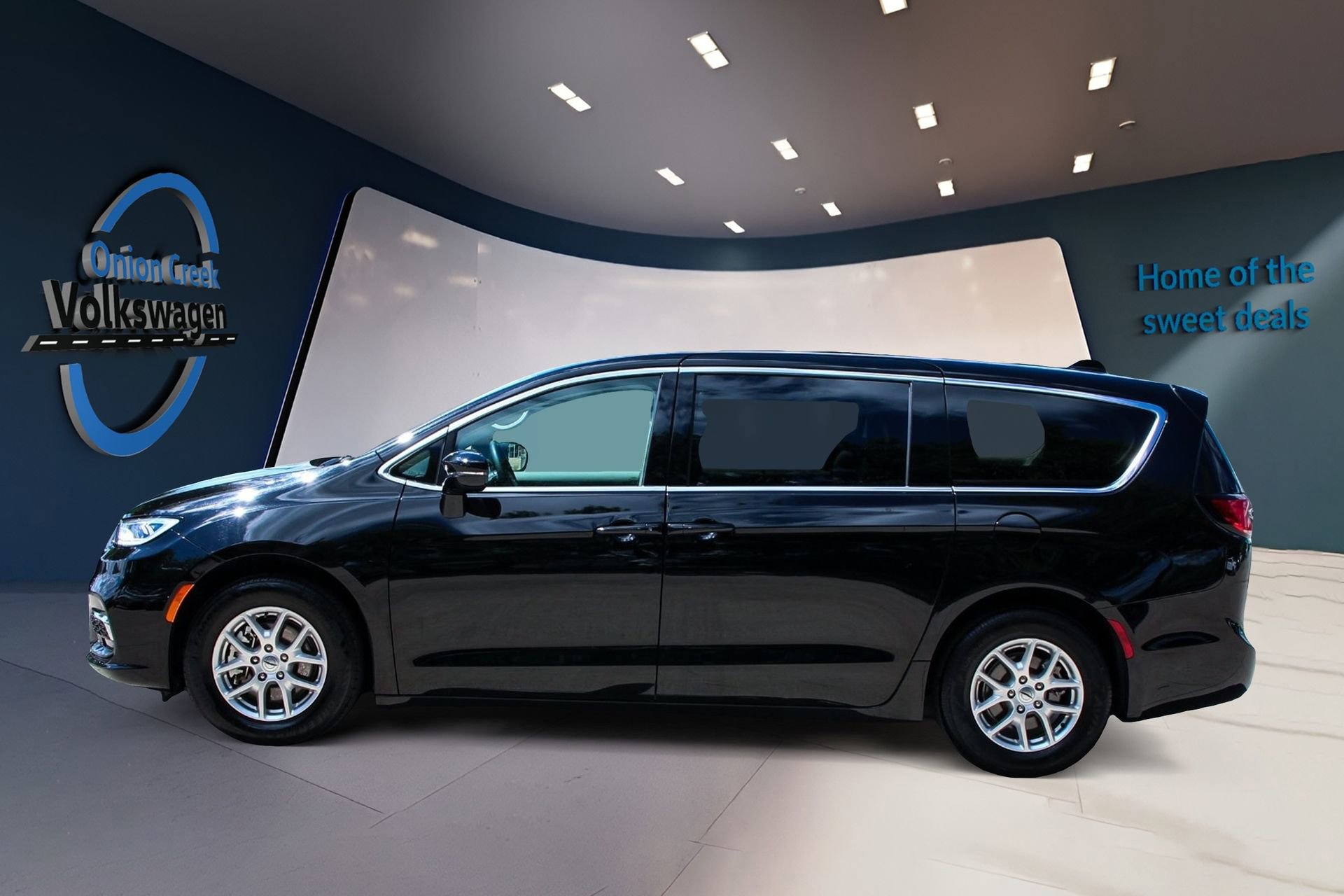 Used 2024 Chrysler Pacifica Touring-L image 7