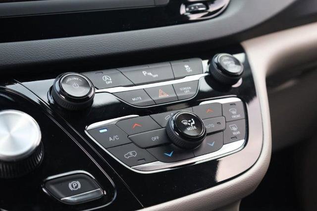 Used 2019 Chrysler Pacifica Touring Plus w/ Tire & Wheel Group FWD image 15