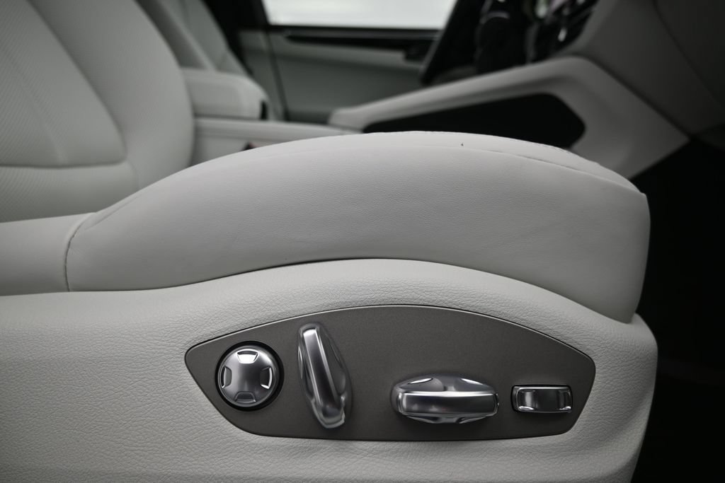 New 2026 Porsche Macan AWD/4WD image 15
