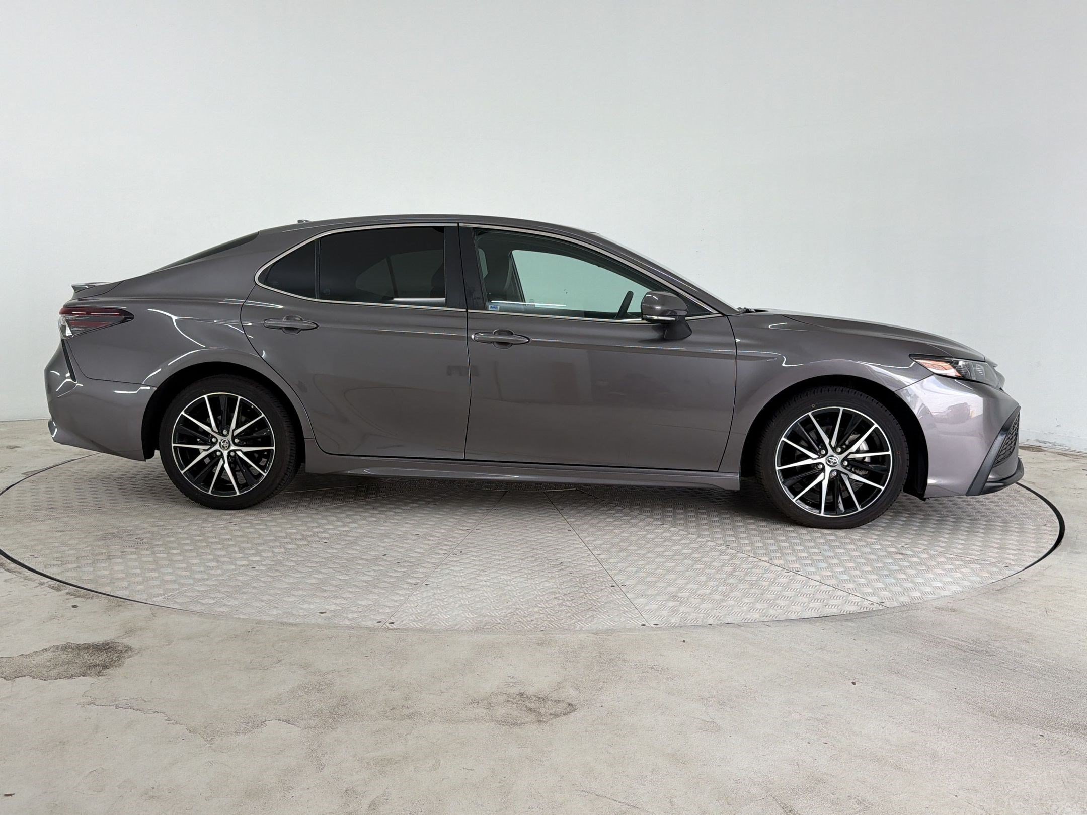 Used 2023 Toyota Camry SE FWD image 8