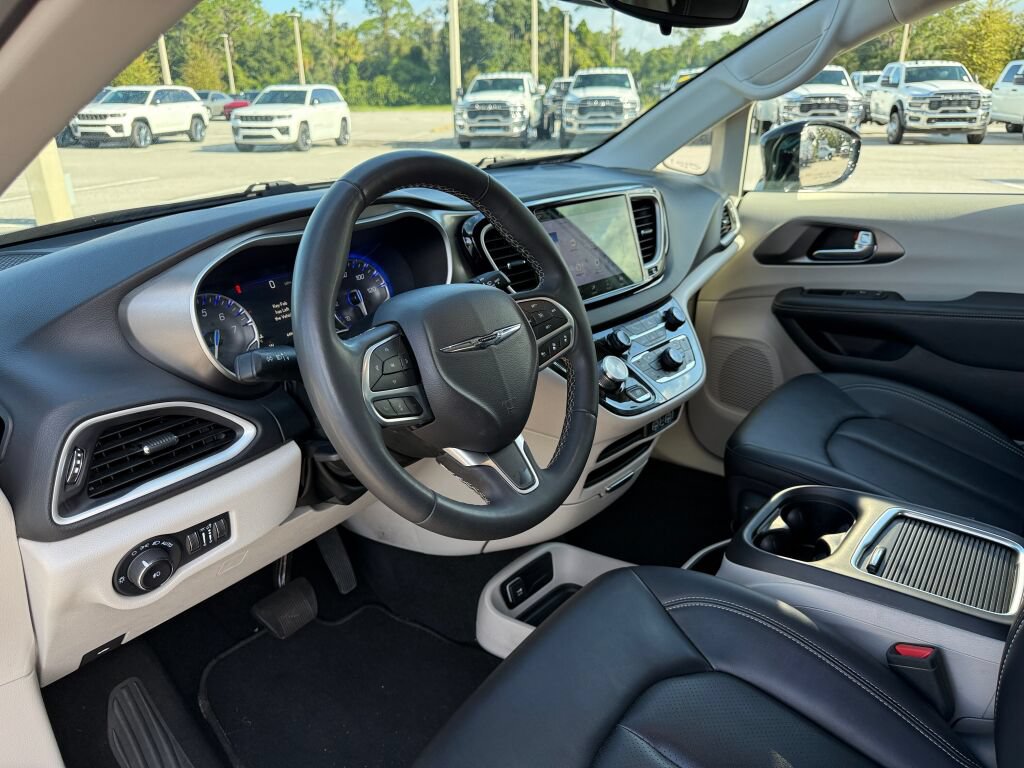 Used 2024 Chrysler Pacifica Touring-L FWD image 25