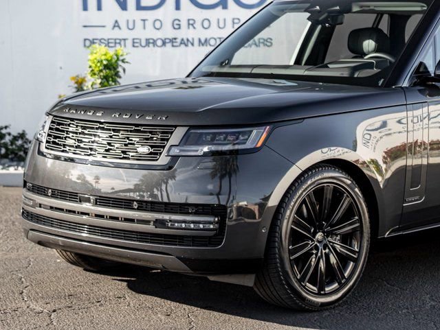 Used 2025 Land Rover Range Rover Autobiography image 2