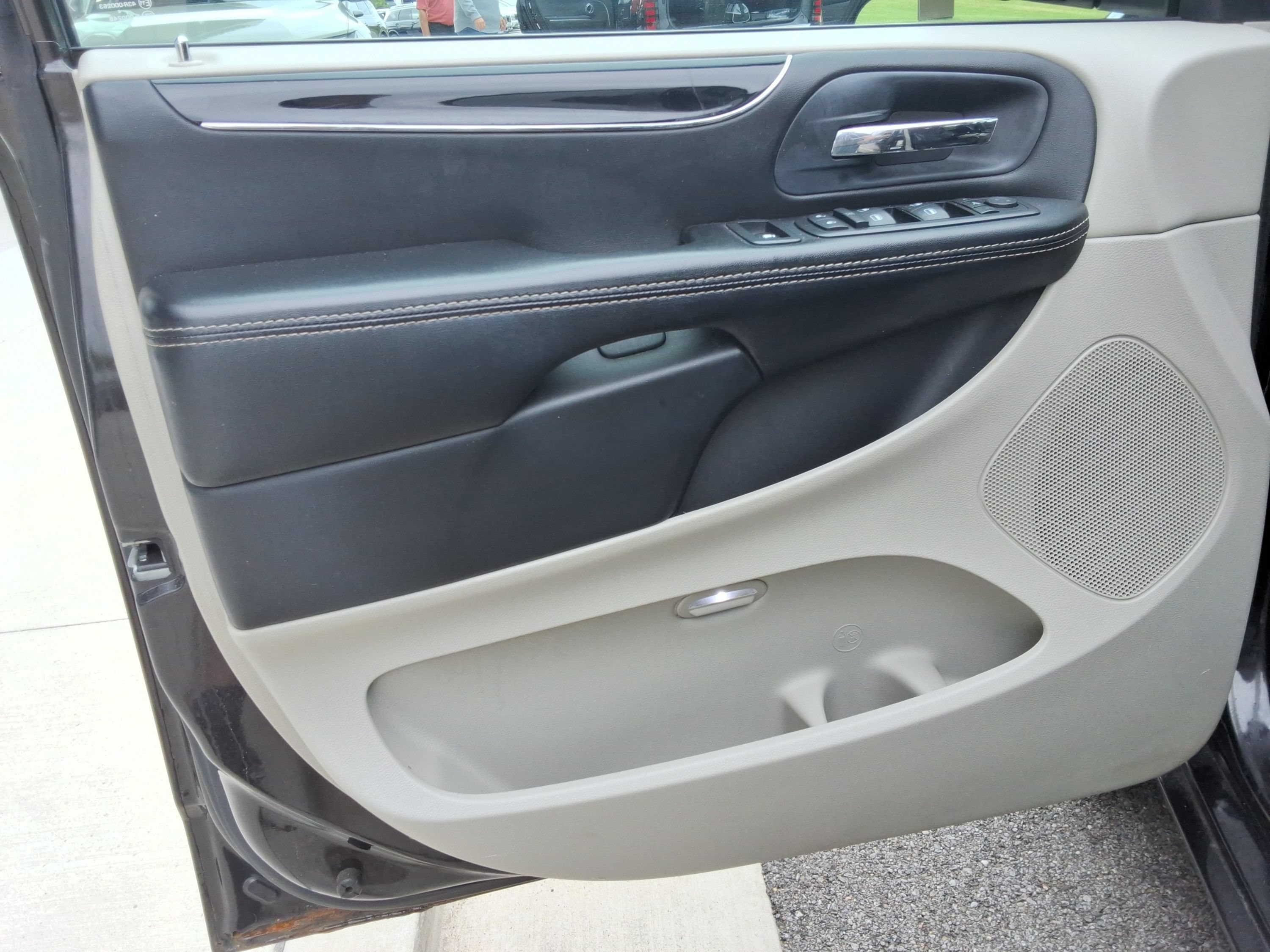 Used 2014 Chrysler Town & Country Touring-L FWD image 22