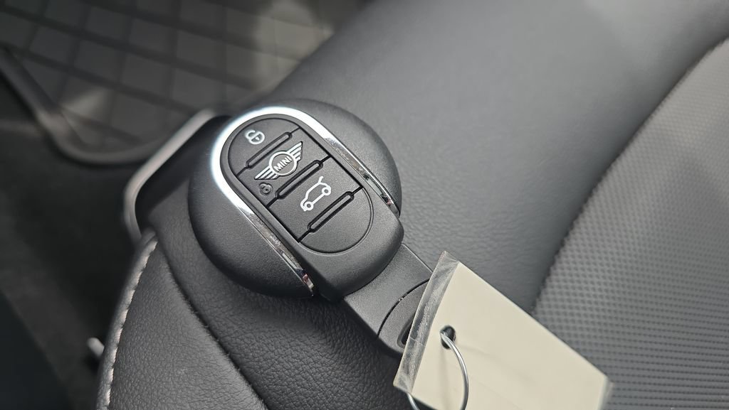 Used 2024 MINI Cooper 2-Door Hardtop FWD image 30
