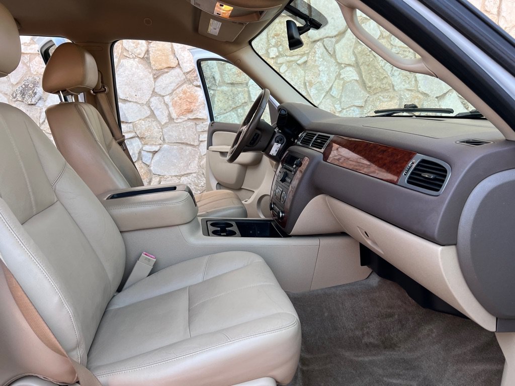 Used 2012 Chevrolet Suburban LT w/ Texas Edition RWD image 10
