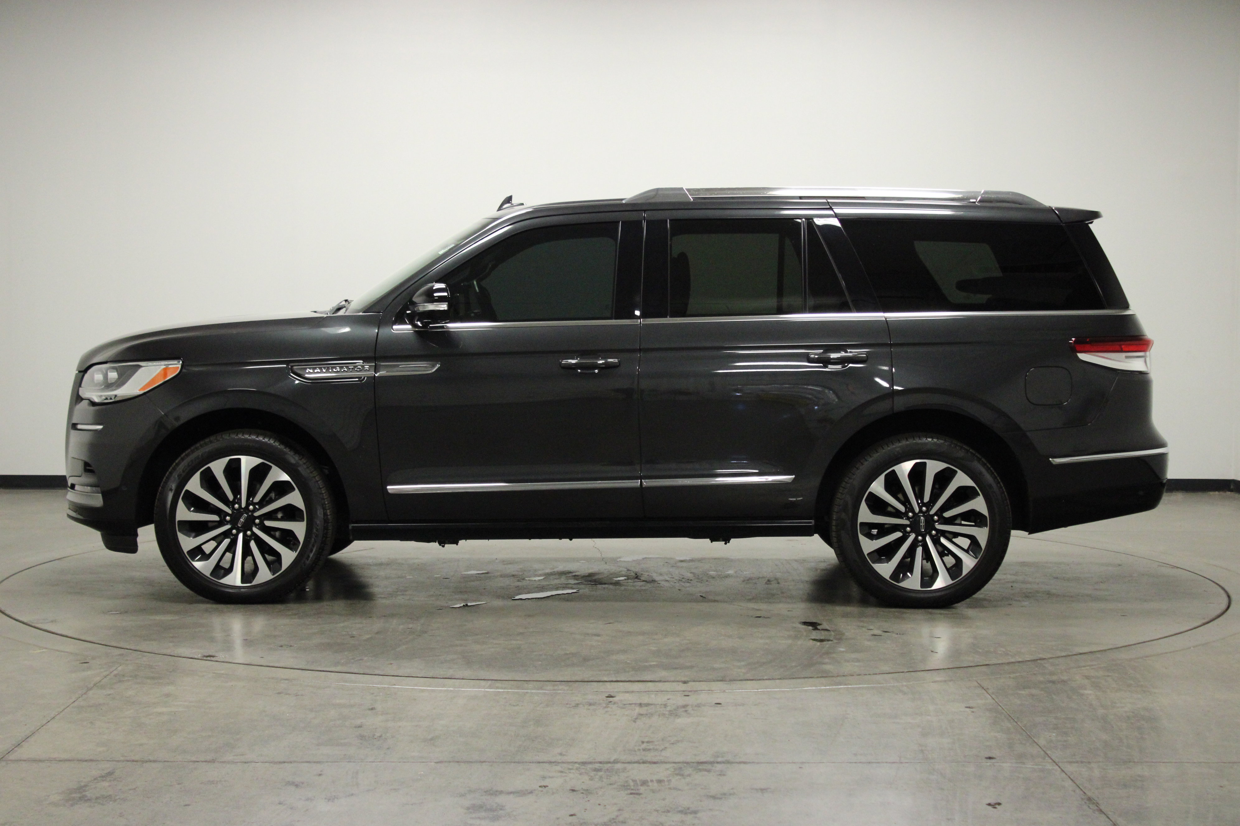 Used 2024 Lincoln Navigator Reserve AWD/4WD image 5