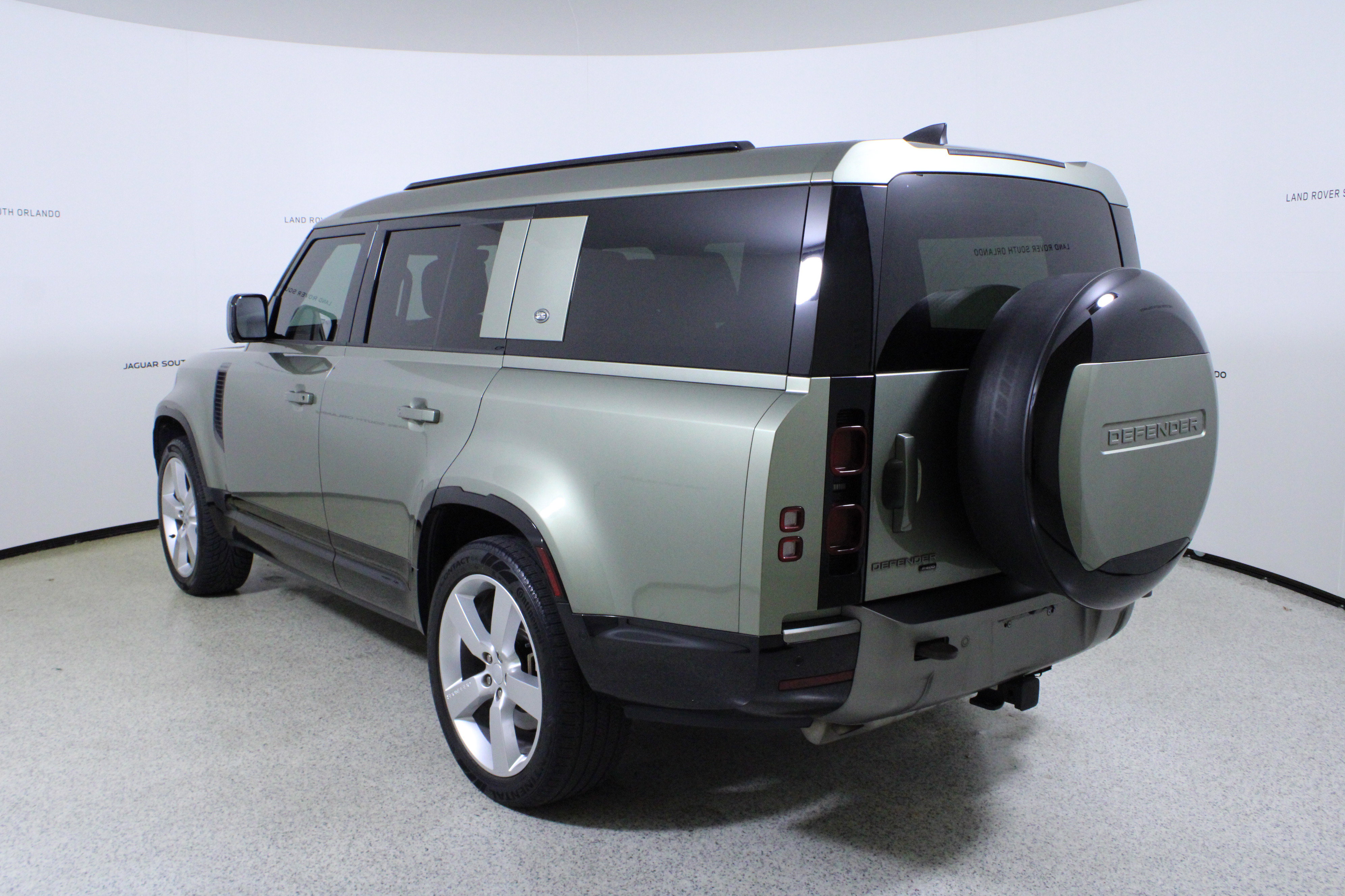 Used 2023 Land Rover Defender 130 X-Dynamic SE image 5