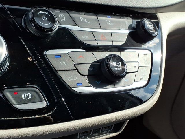 Used 2024 Chrysler Pacifica Touring-L FWD image 14
