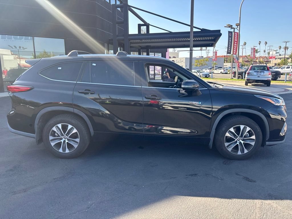 Used 2021 Toyota Highlander XLE FWD image 3