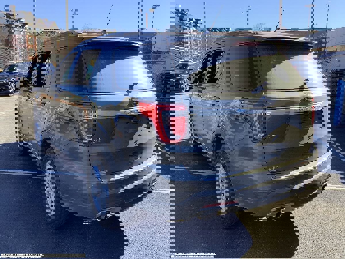 Used 2018 Ford Explorer XLT w/ Equipment Group 202A image 4