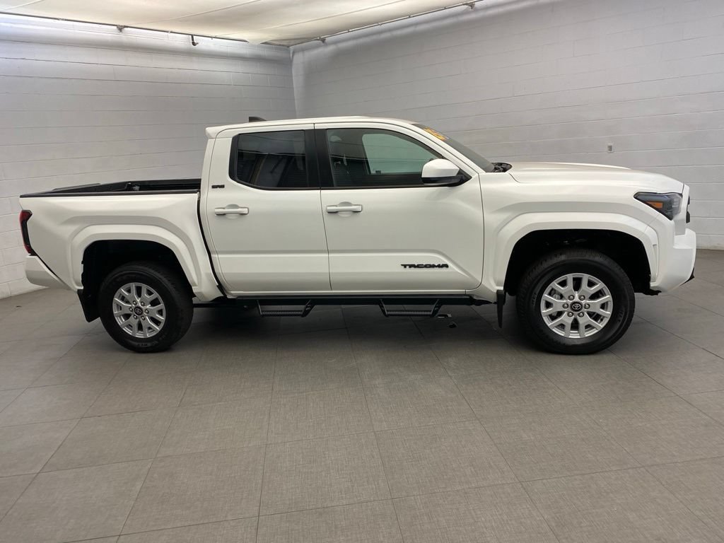 Used 2025 Toyota Tacoma SR5 AWD/4WD image 9