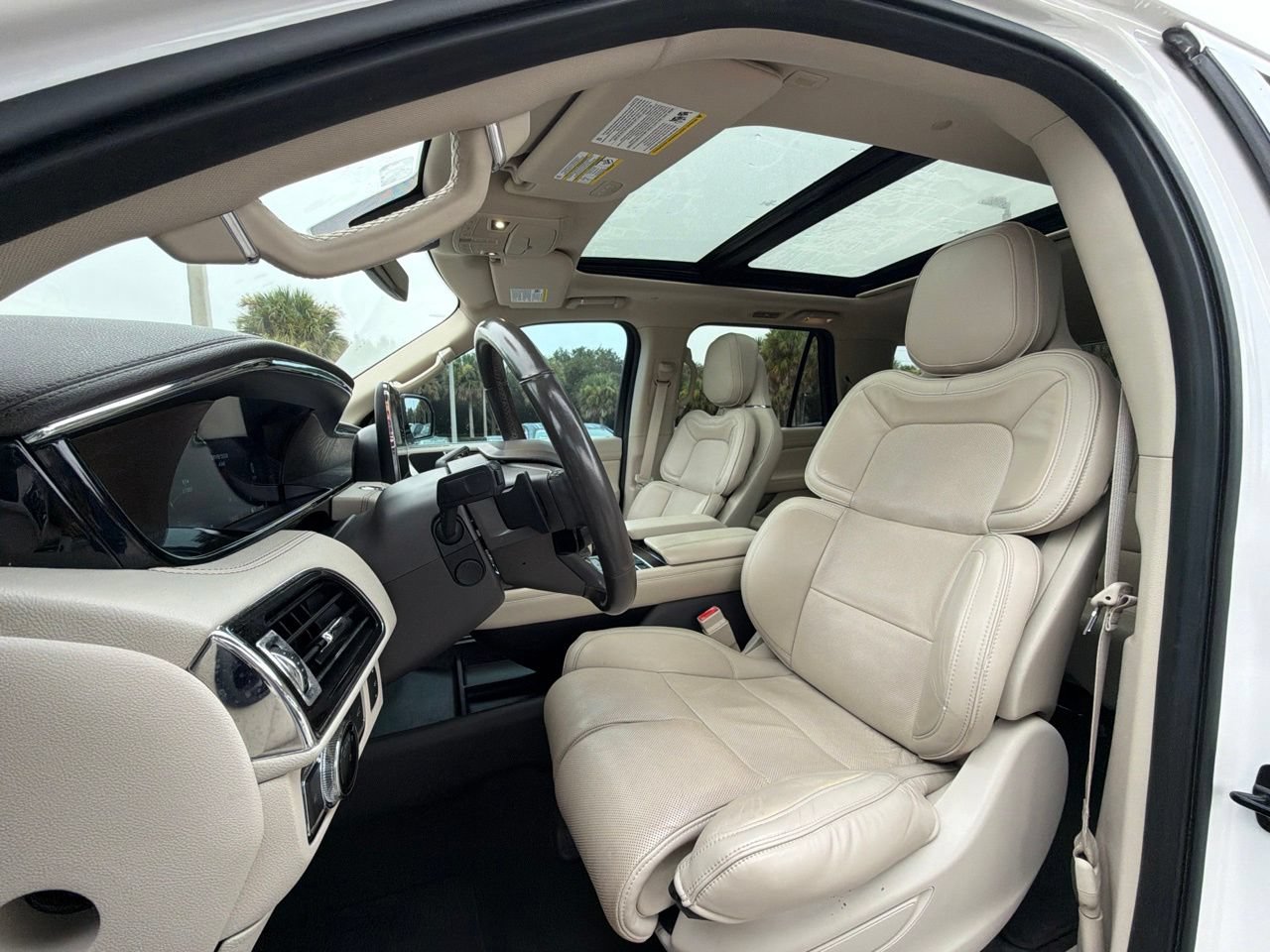 Used 2019 Lincoln Navigator Select w/ Technology Package RWD image 6
