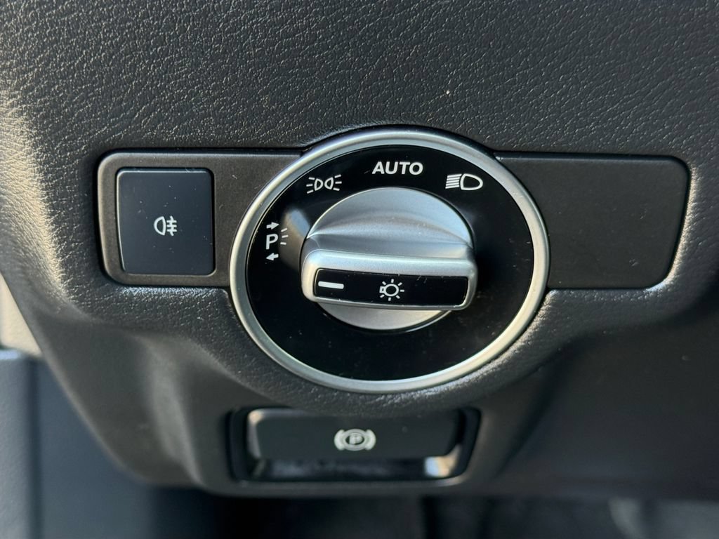 Used 2018 INFINITI QX30 FWD image 19
