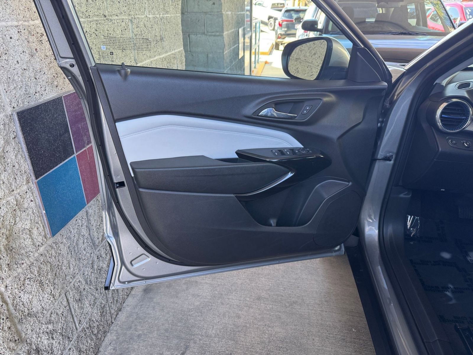 Used 2025 Chevrolet Trax LT image 18