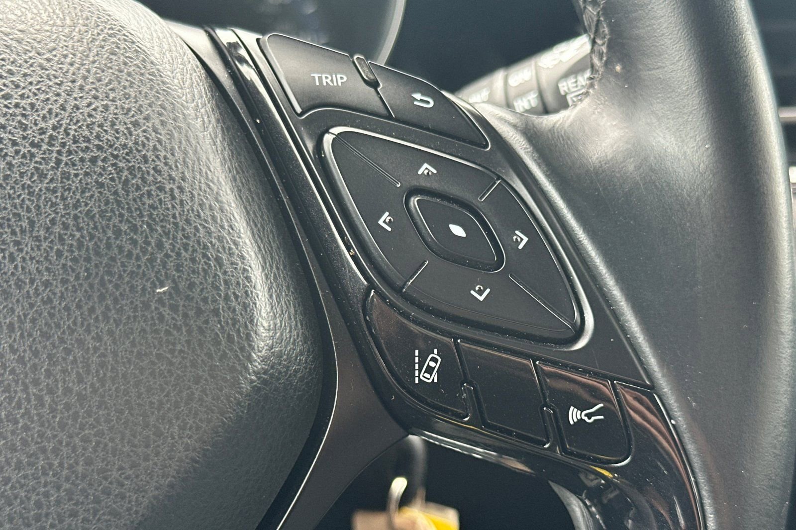 Used 2018 Toyota C-HR XLE FWD image 27