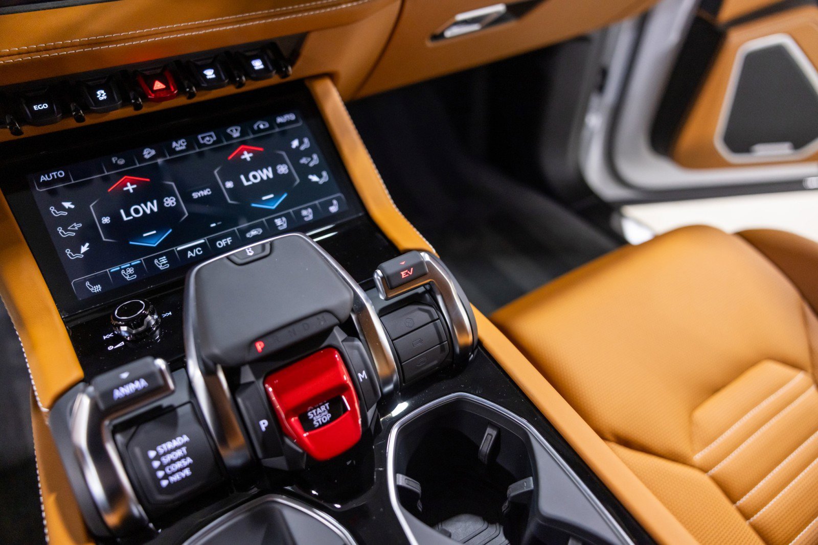 Used 2025 Lamborghini Urus SE image 47