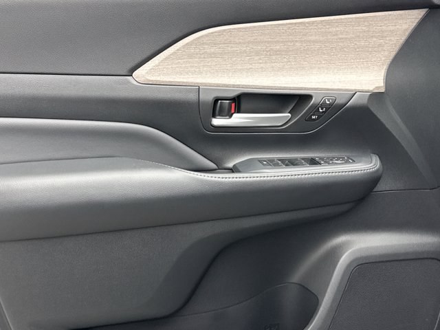 Used 2024 Toyota Grand Highlander AWD image 9