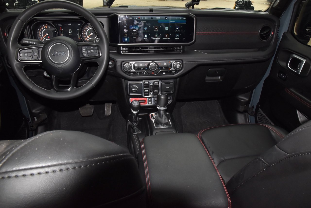 Used 2025 Jeep Gladiator Rubicon w/ Convenience Group AWD/4WD image 16