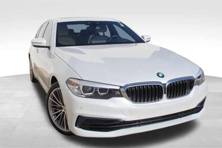 Used 2020 BMW 530e xDrive w/ Premium Package image 3
