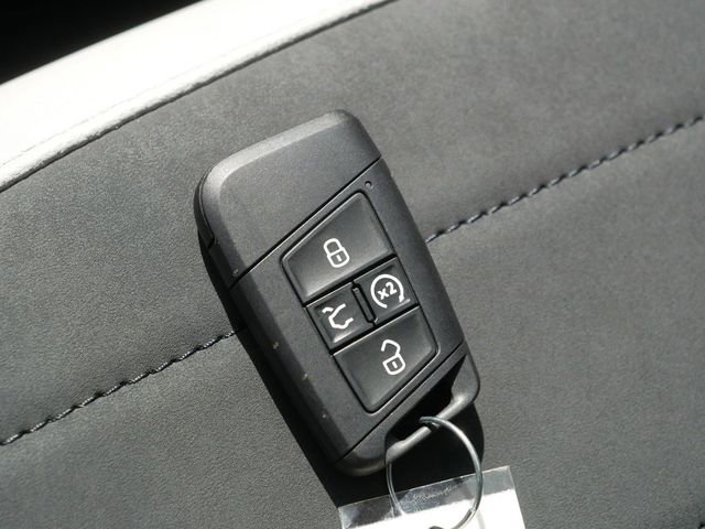Used 2025 Volkswagen Taos SE AWD/4WD image 38