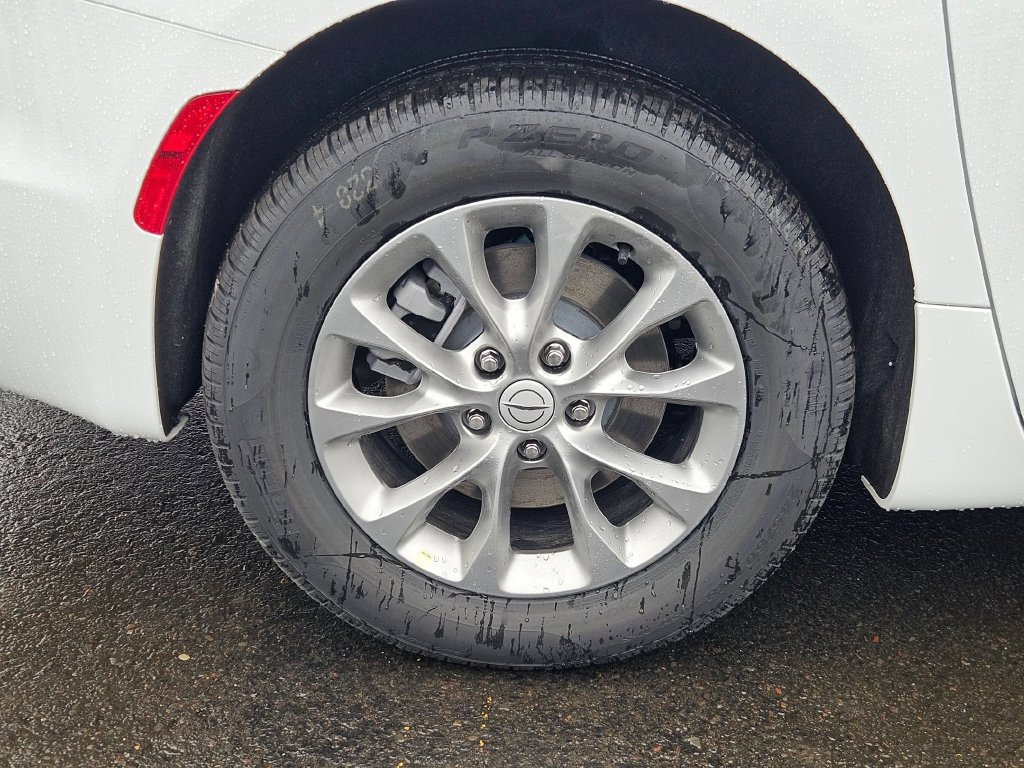 New 2026 Chrysler Pacifica Select AWD/4WD image 9