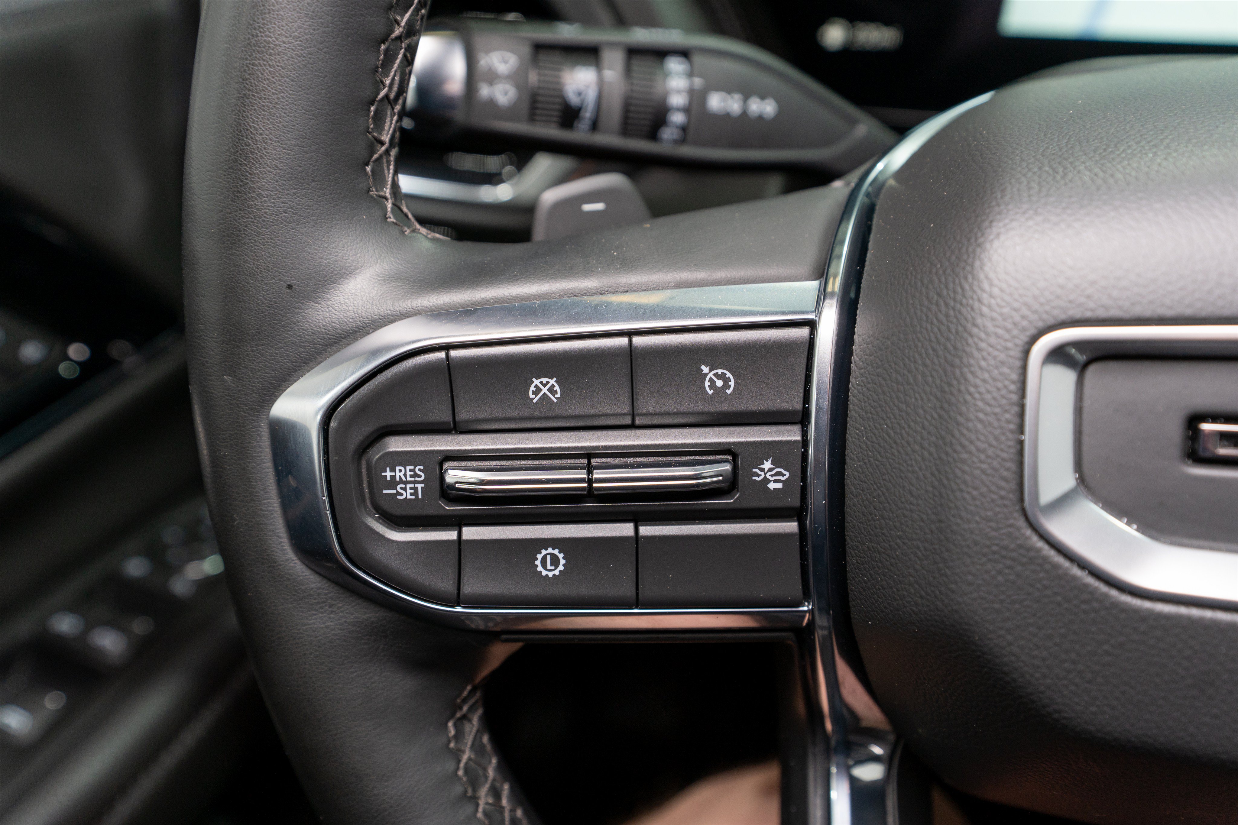 Used 2025 GMC Yukon XL Denali RWD image 25