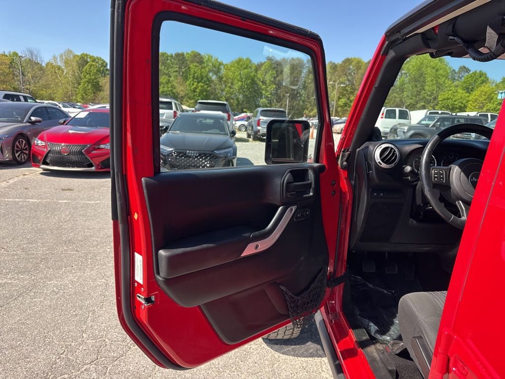 Used 2012 Jeep Wrangler Unlimited Rubicon w/ Connectivity Group AWD/4WD image 20