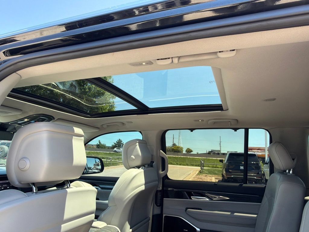Used 2022 Jeep Wagoneer Series III w/ Premium Group I AWD/4WD image 21