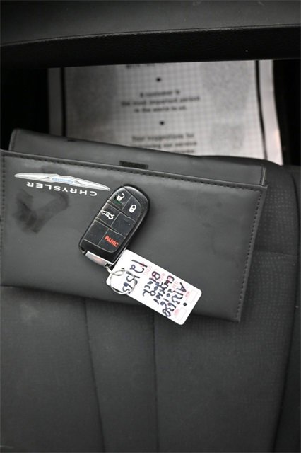 Used 2016 Chrysler 200 Limited image 9