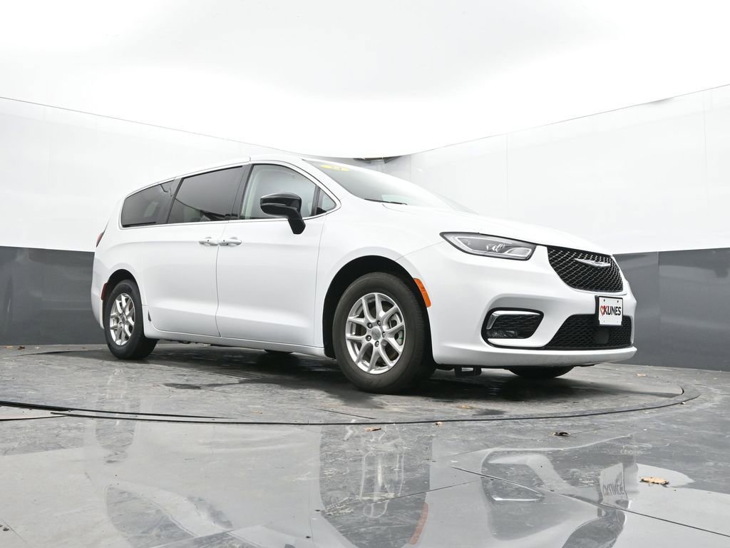 Used 2024 Chrysler Pacifica Touring-L image 53