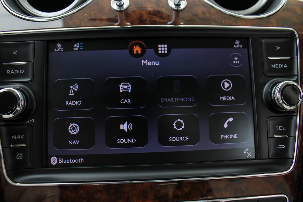 Used 2020 Bentley Bentayga Plug-In Hybrid AWD/4WD image 32