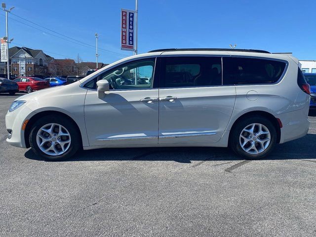 Used 2017 Chrysler Pacifica Touring-L w/ Tire & Wheel Group image 2
