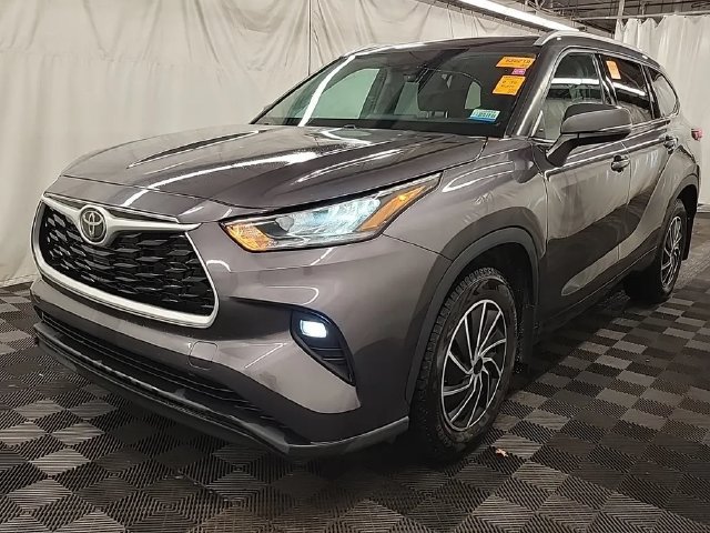 Used 2022 Toyota Highlander XLE AWD/4WD image 3