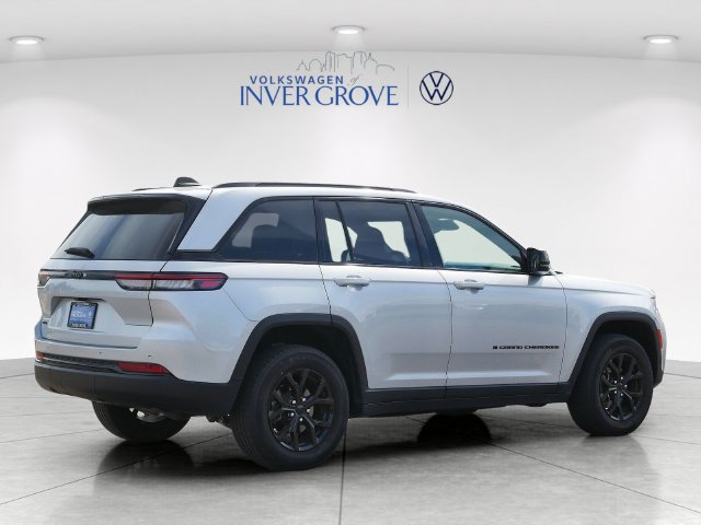 Used 2024 Jeep Grand Cherokee Altitude AWD/4WD image 7