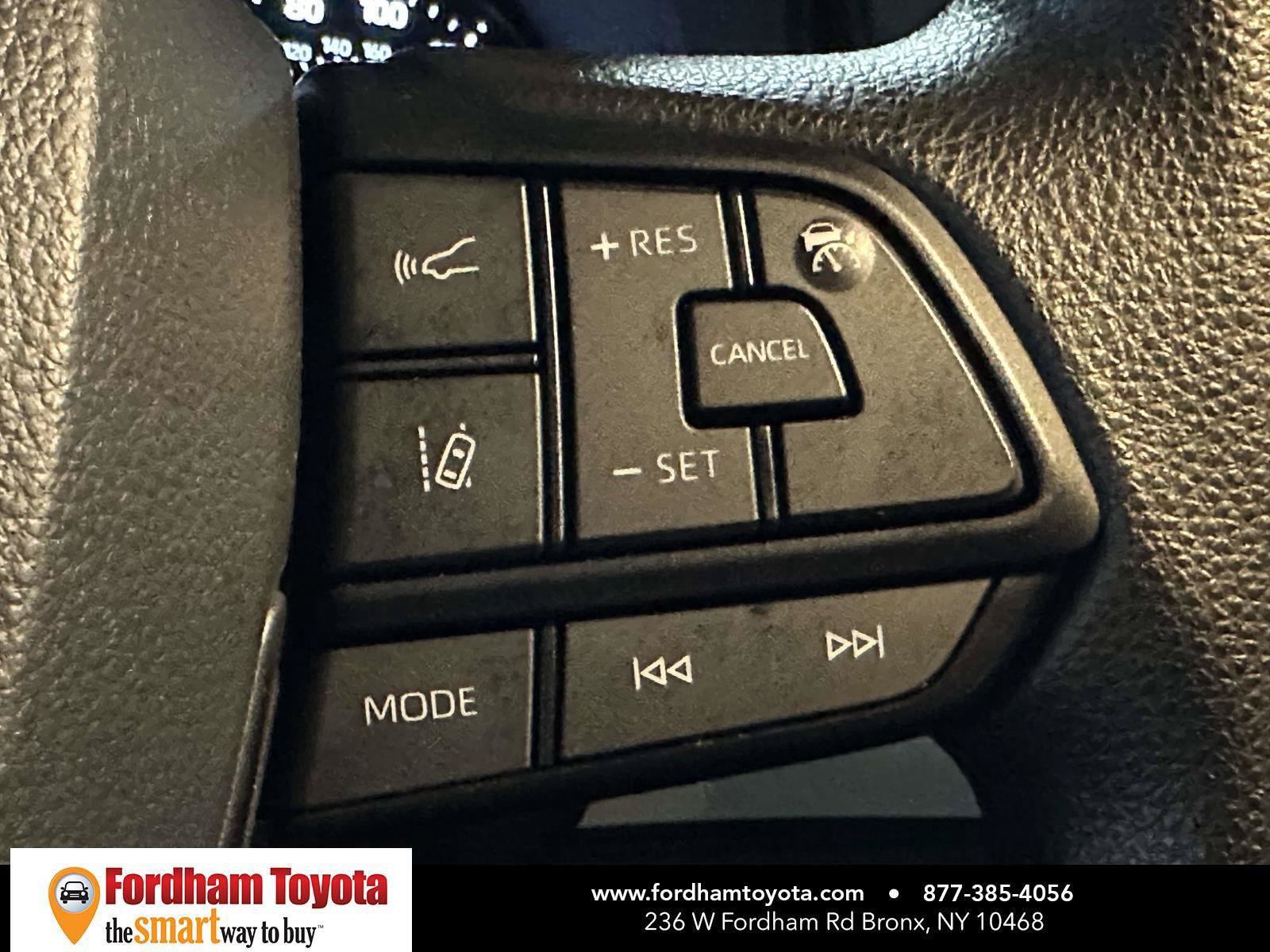 Used 2025 Toyota Sienna LE FWD image 32