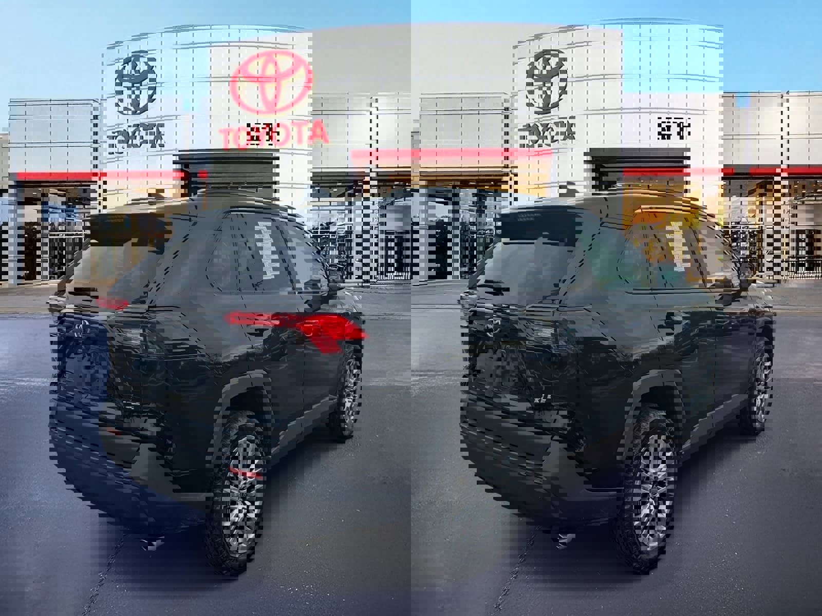 Used 2023 Toyota RAV4 XLE Premium image 5