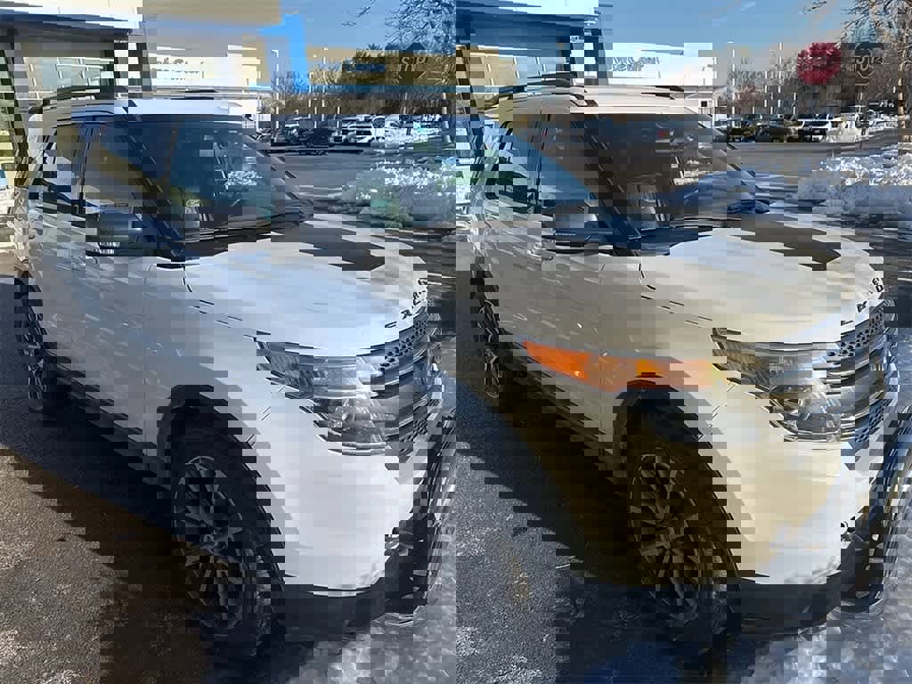 Used 2015 Ford Explorer XLT w/ Equipment Group 202A image 3