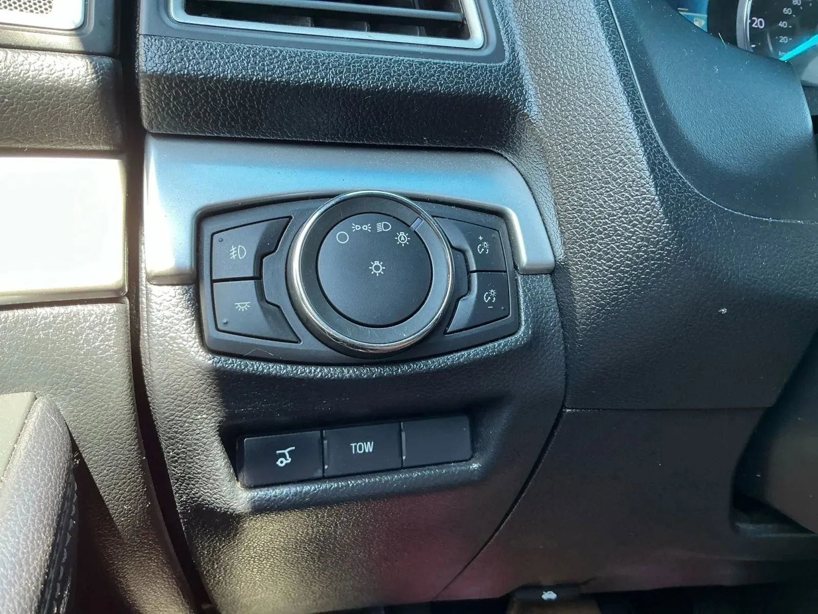 Used 2017 Ford Explorer XLT w/ Equipment Group 202A image 32