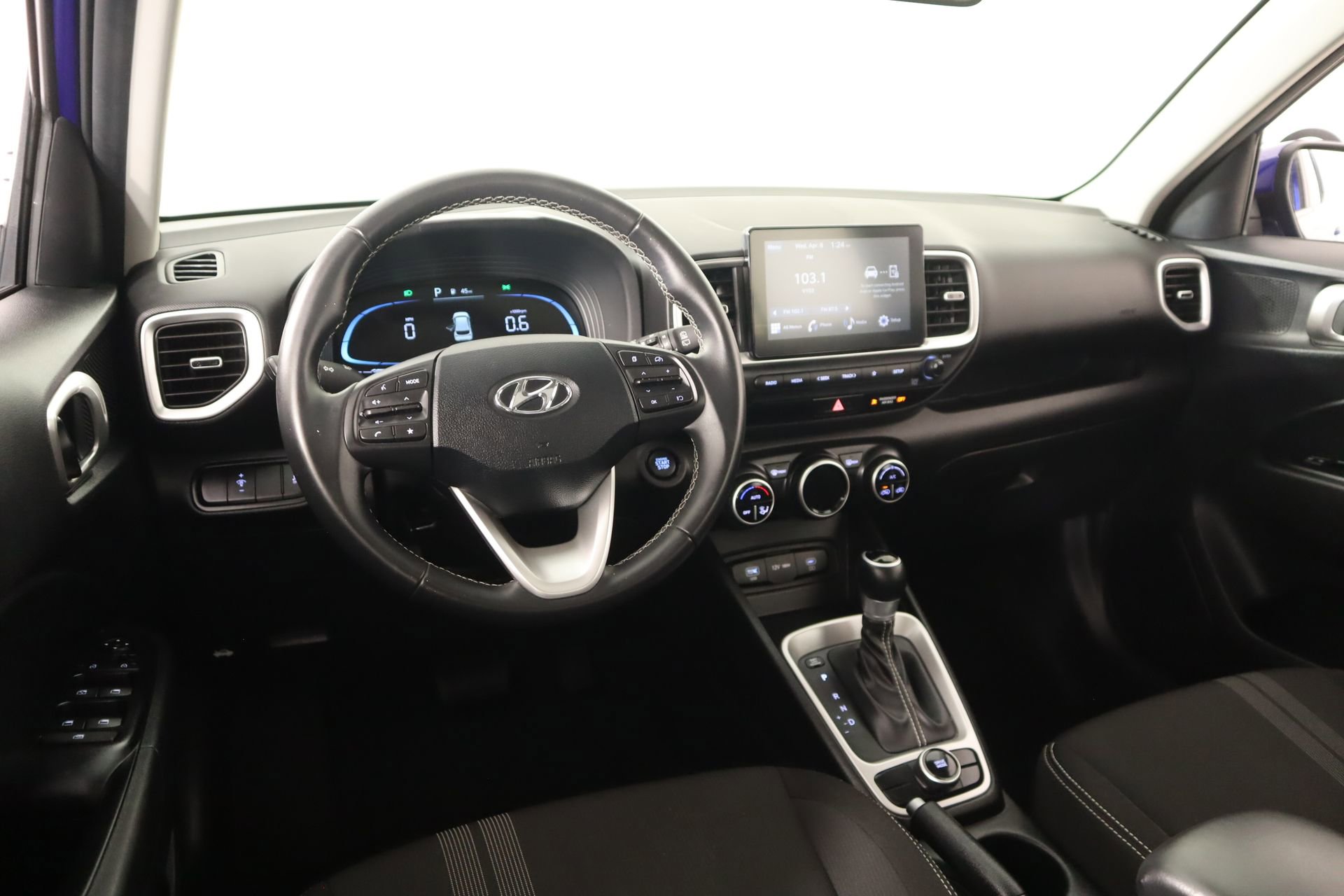 Used 2025 Hyundai Venue SEL image 2