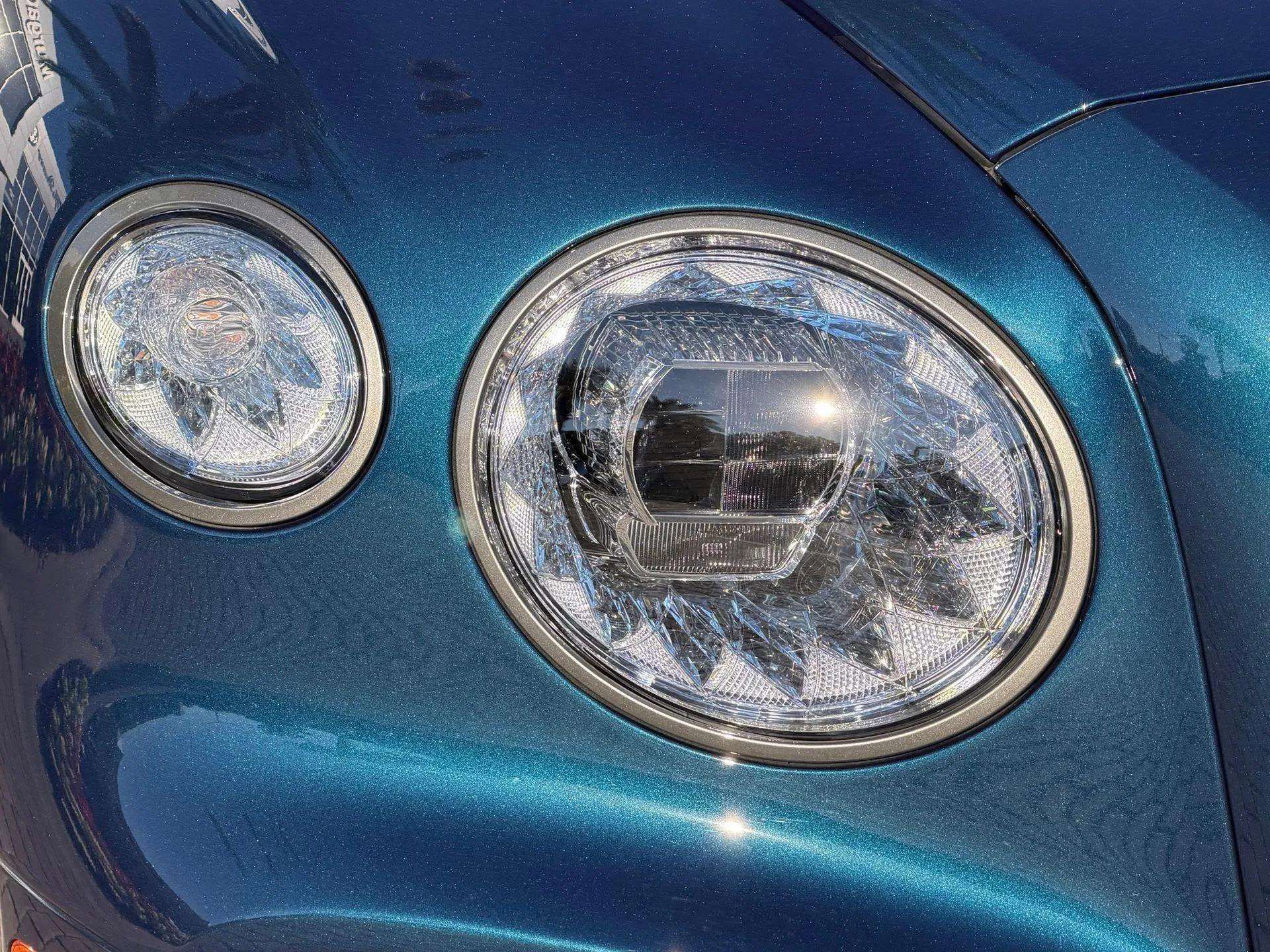 Used 2025 Bentley Flying Spur Plug-In Hybrid image 9