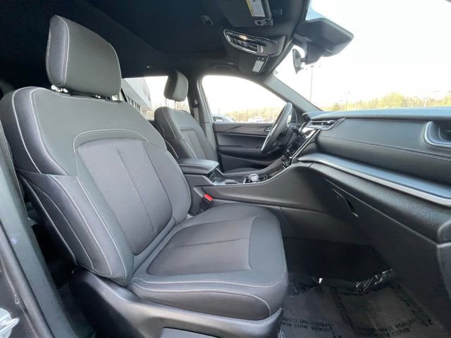 Used 2025 Jeep Grand Cherokee L Laredo image 30