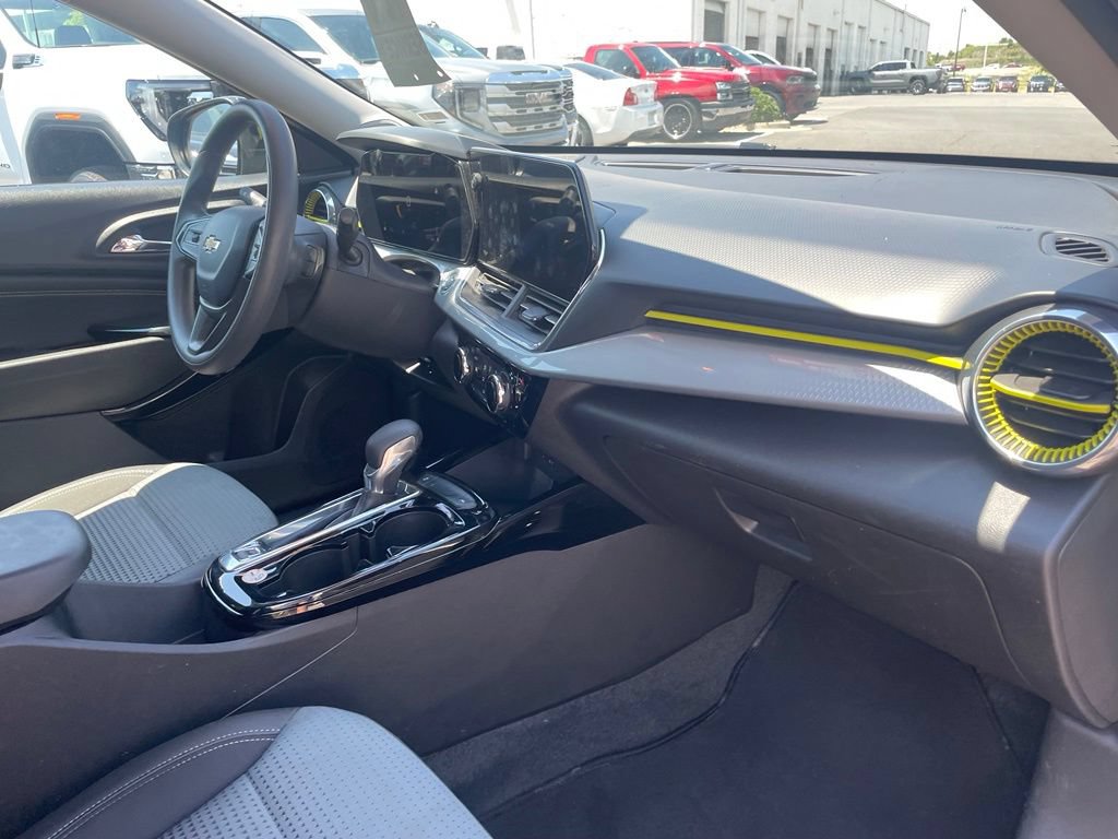 Used 2025 Chevrolet Trax LT FWD image 31