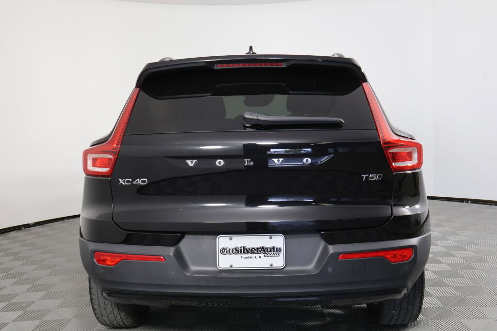 Used 2022 Volvo XC40 T5 R-Design image 3