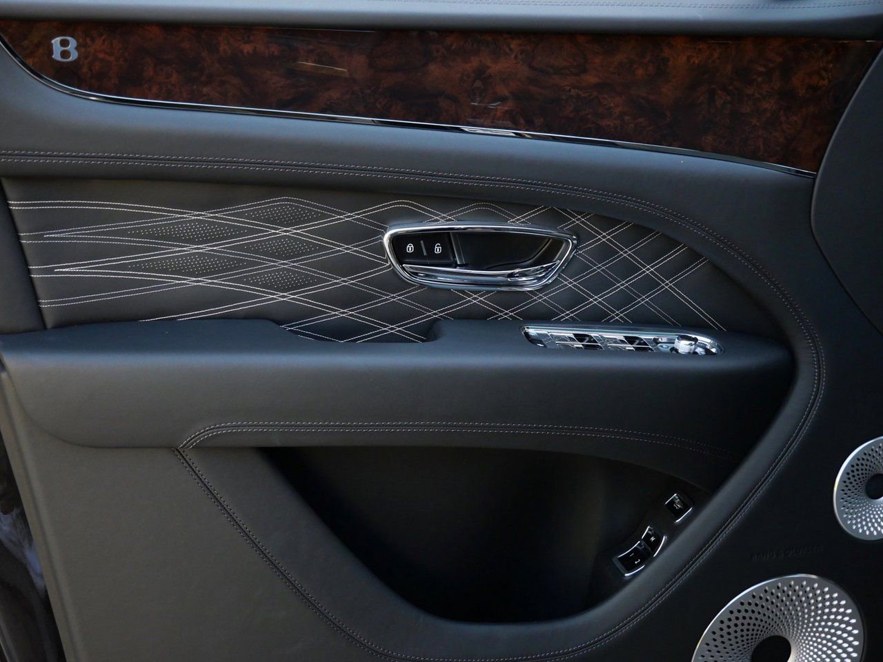 Used 2025 Bentley Bentayga Extended Wheelbase image 16