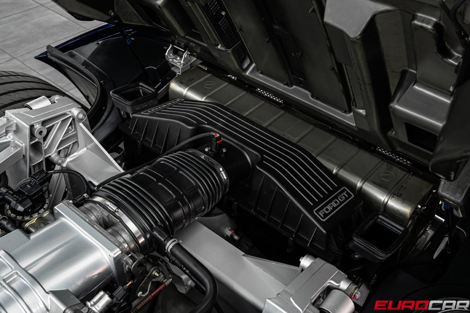 Used 2005 Ford GT RWD image 25