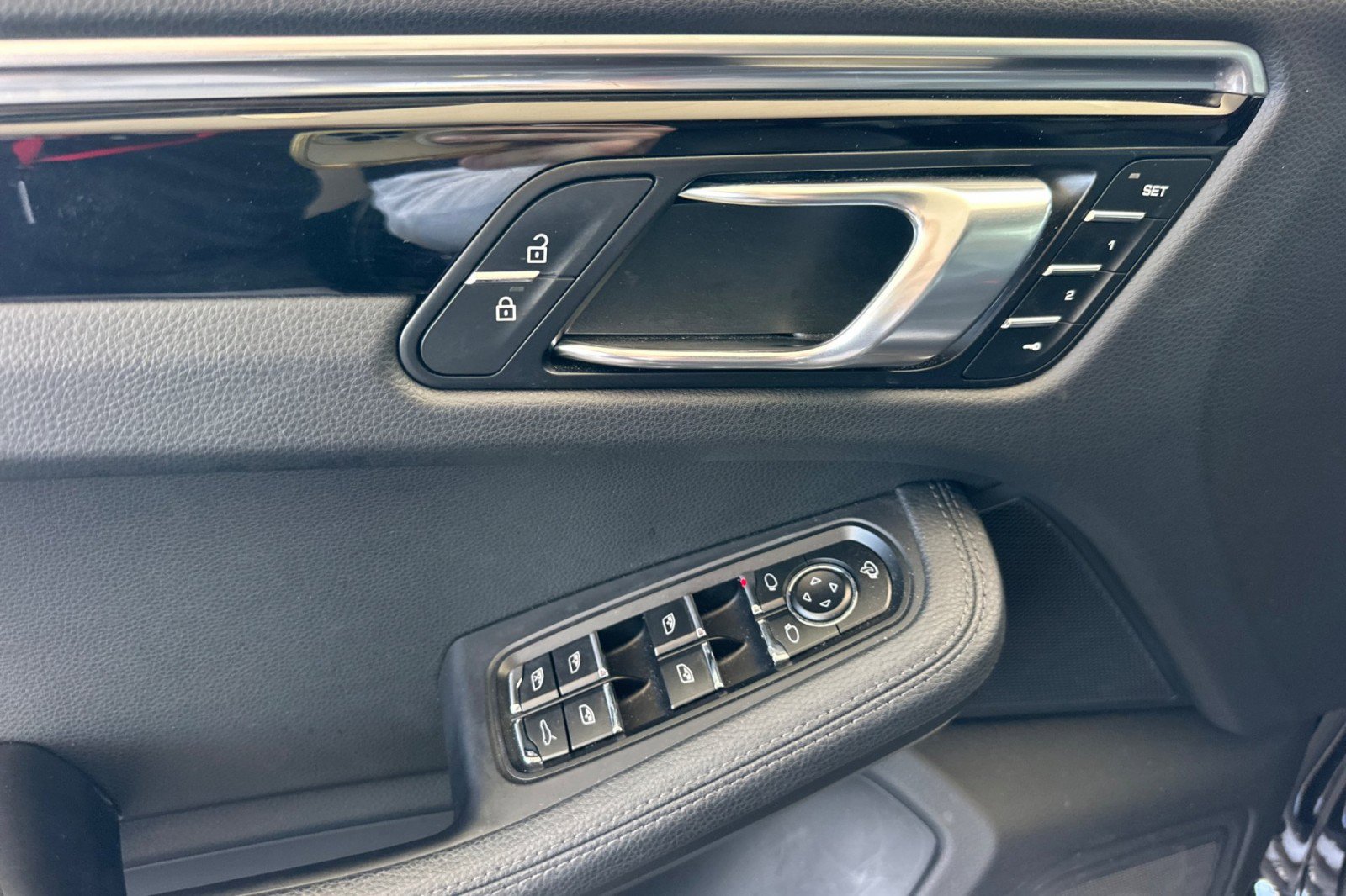 Certified 2023 Porsche Macan AWD/4WD image 12
