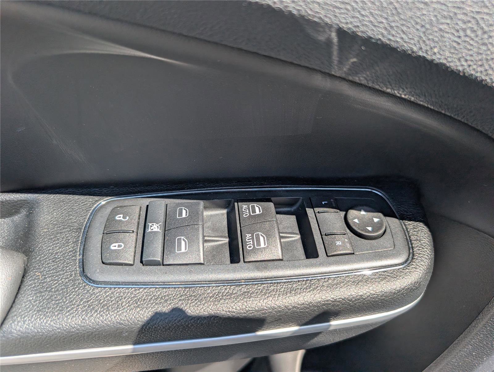 Used 2016 Chrysler 300 C Platinum w/ Safetytec Plus Group AWD/4WD image 21