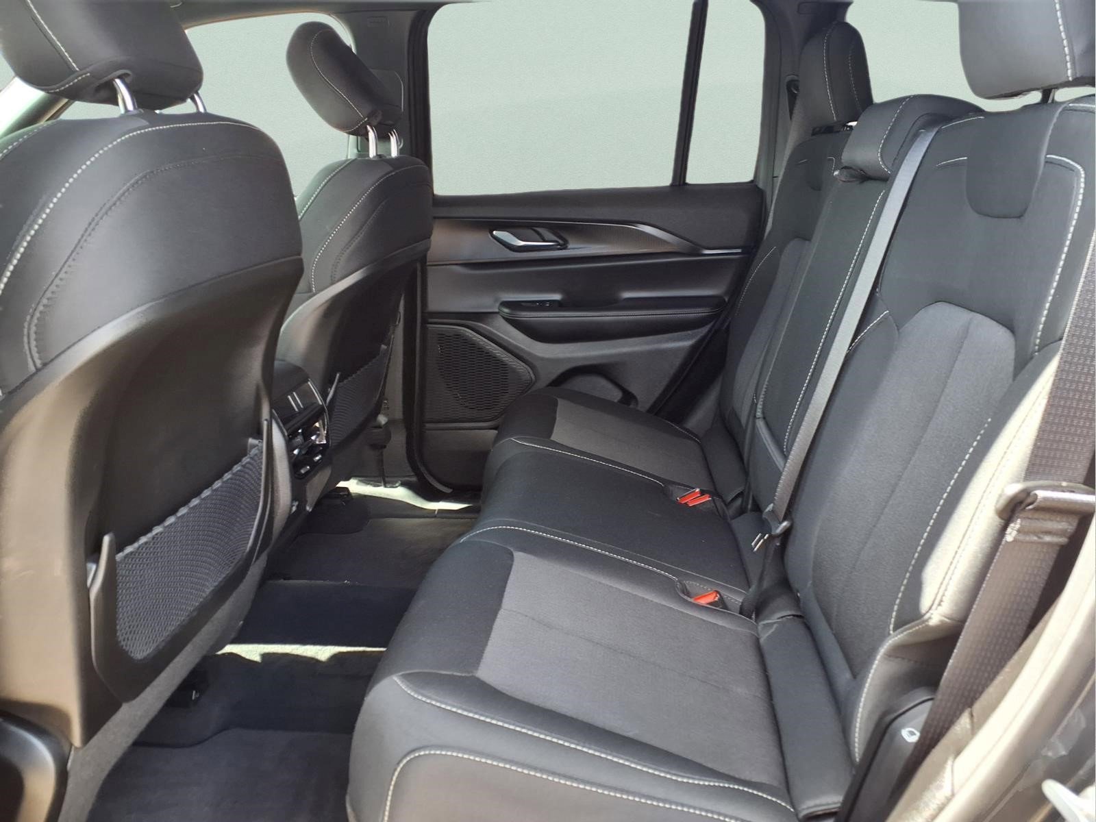 Used 2025 Jeep Grand Cherokee Laredo X RWD image 13
