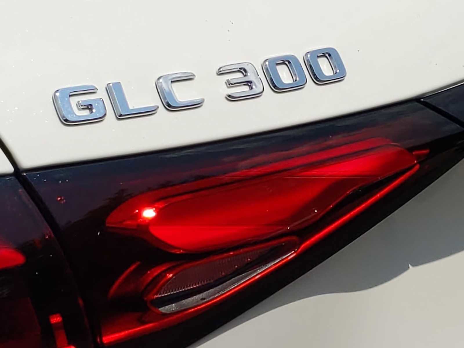 Used 2025 Mercedes-Benz GLC 300 4MATIC image 12