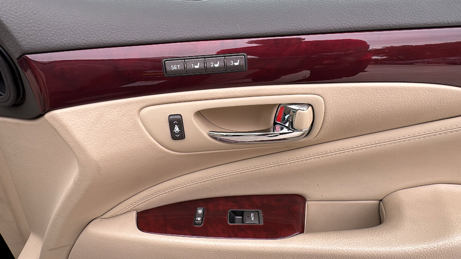 Used 2011 Lexus LS 460 w/ Comfort Pkg image 31